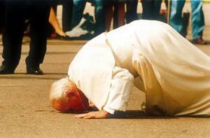 pope kissing the ground